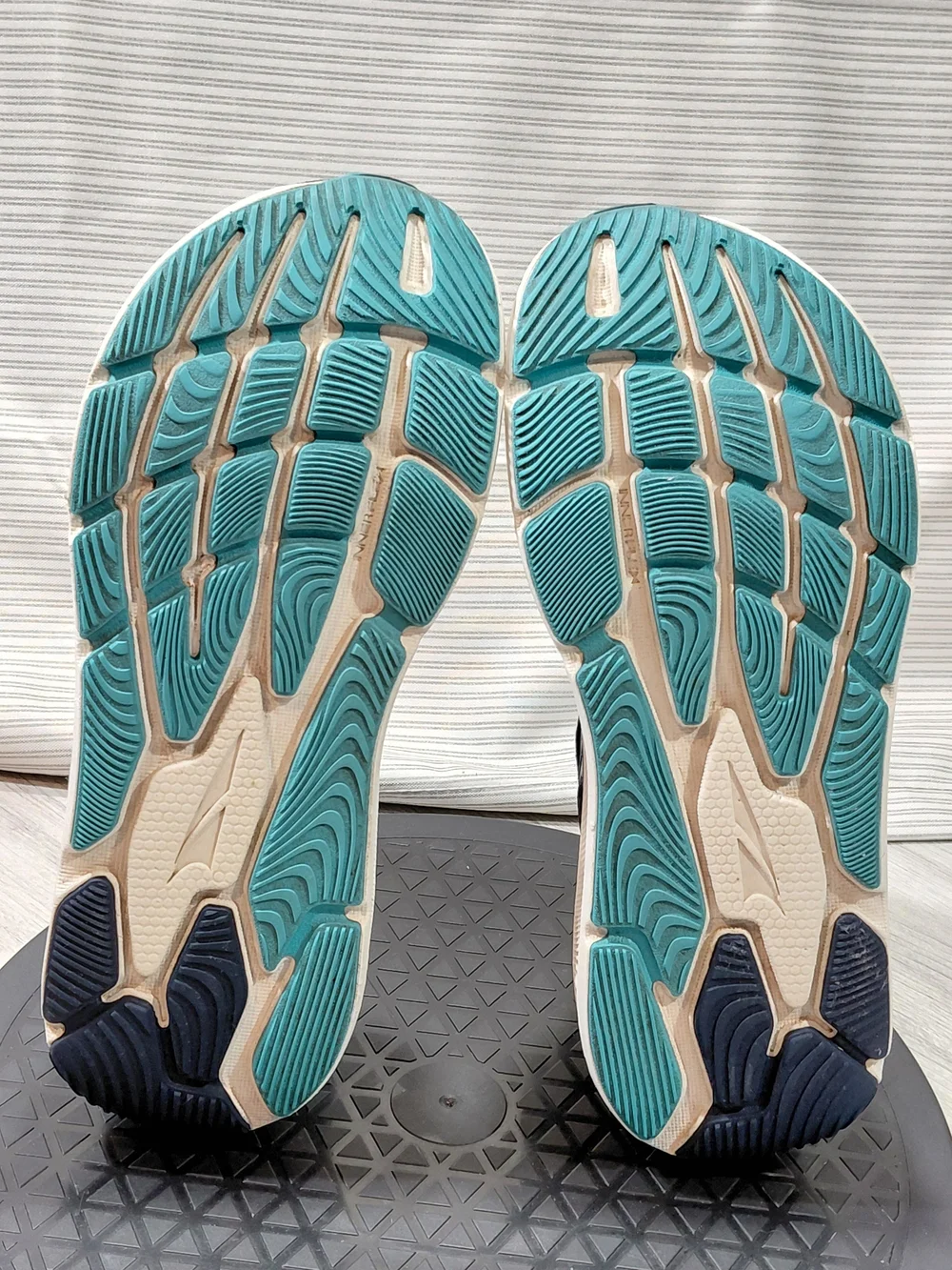 Altra women running